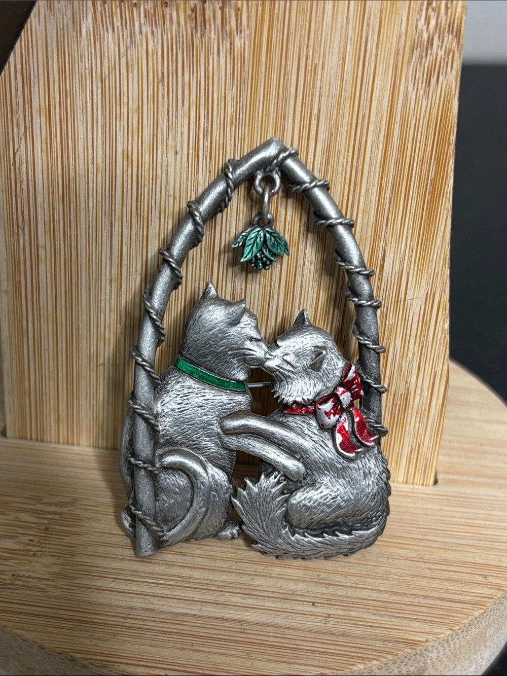 JJ Silver Cat Couple Figurine Pewter Brooch Pin Green Collar Red Bow